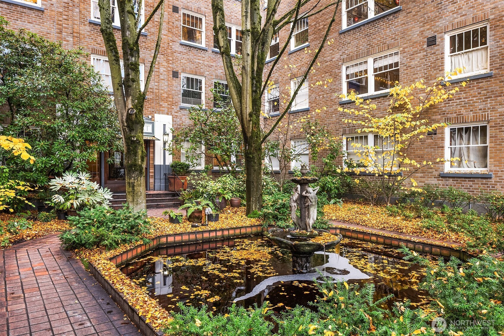 1631 16th Avenue, Unit 309 Seattle, WA 98122 - Photo 4 of 23 front view of a house with a yard