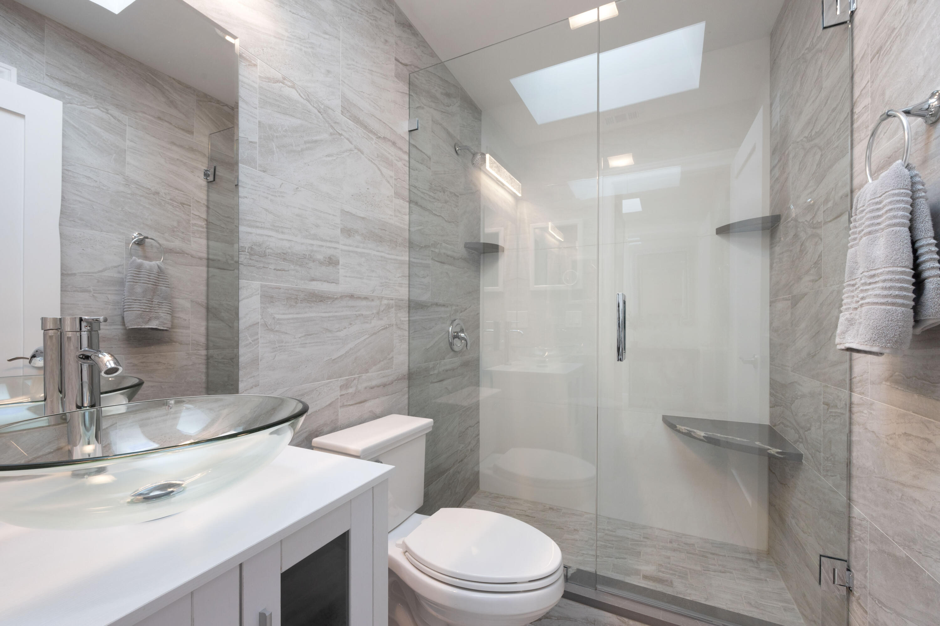 7 Ridge Pointe Drive, Unit C Boynton Beach, FL 33435 - Photo 21 of 28 Guest Bathroom