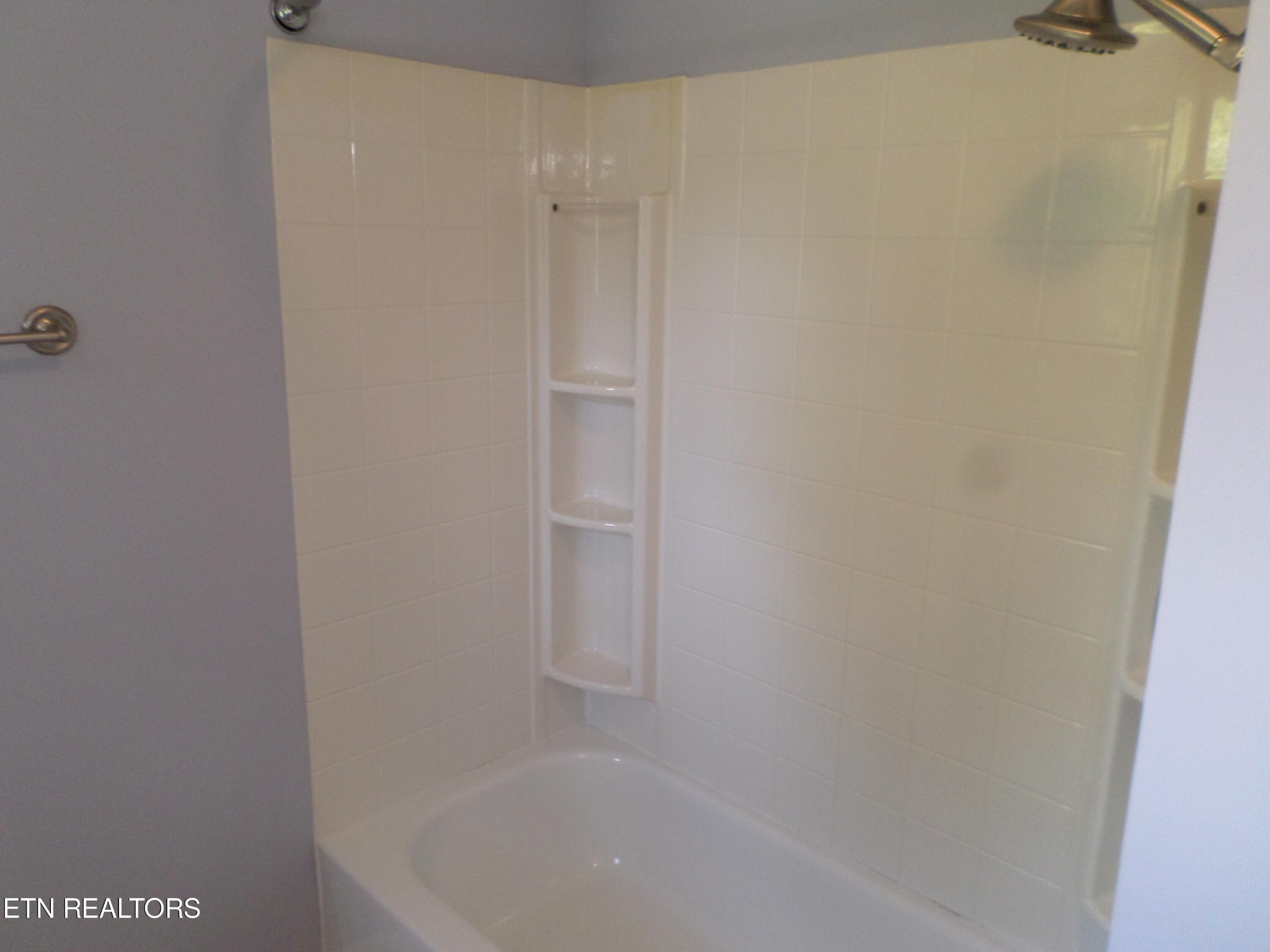 236 Woods Road Oliver Springs, TN 37840 - Photo 7 of 23 a bathroom with a bathtub