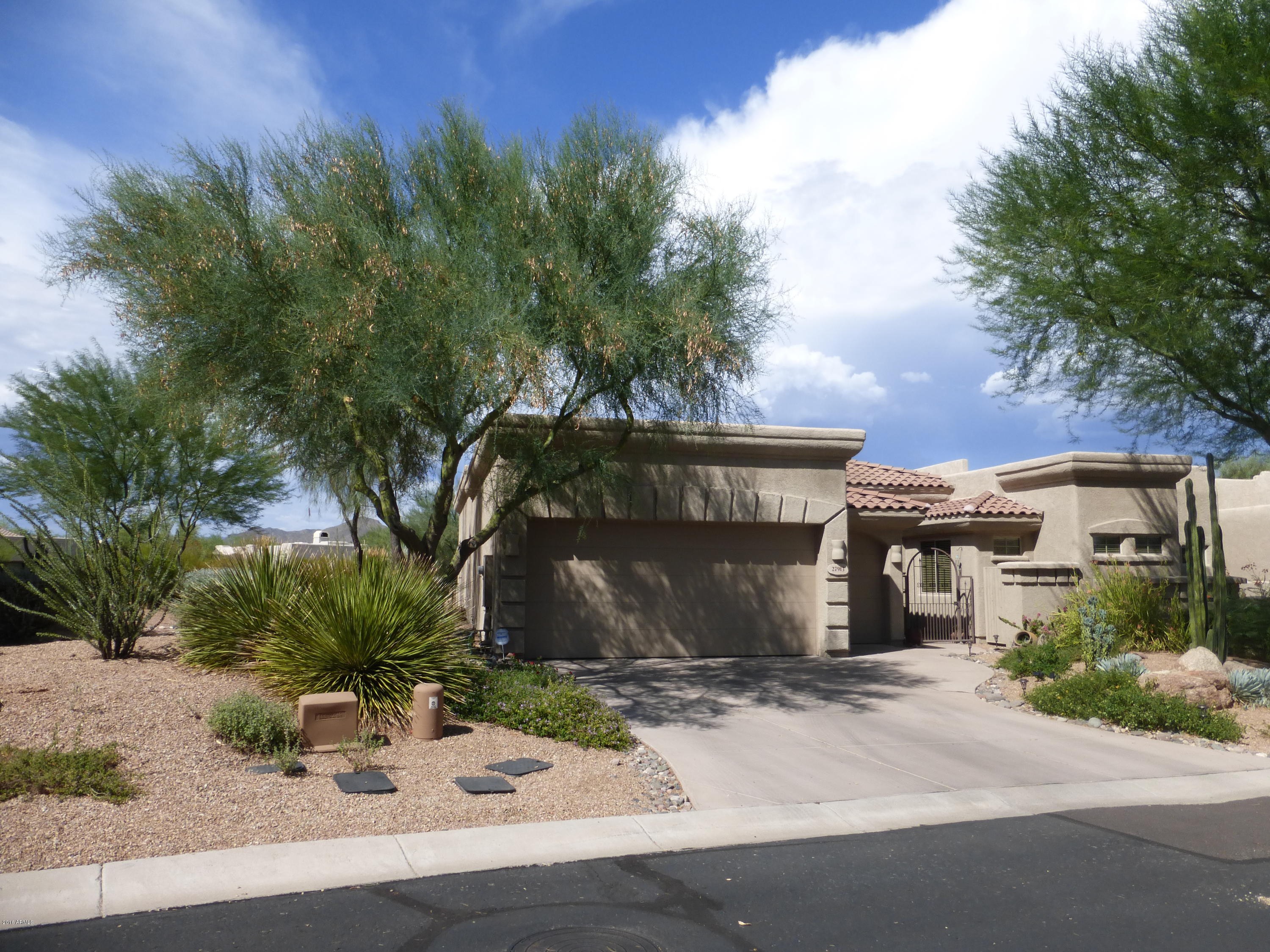 27913 North Quail Spring Road Rio Verde, AZ 85263 - Photo 6 of 63 a front view of a house with garden