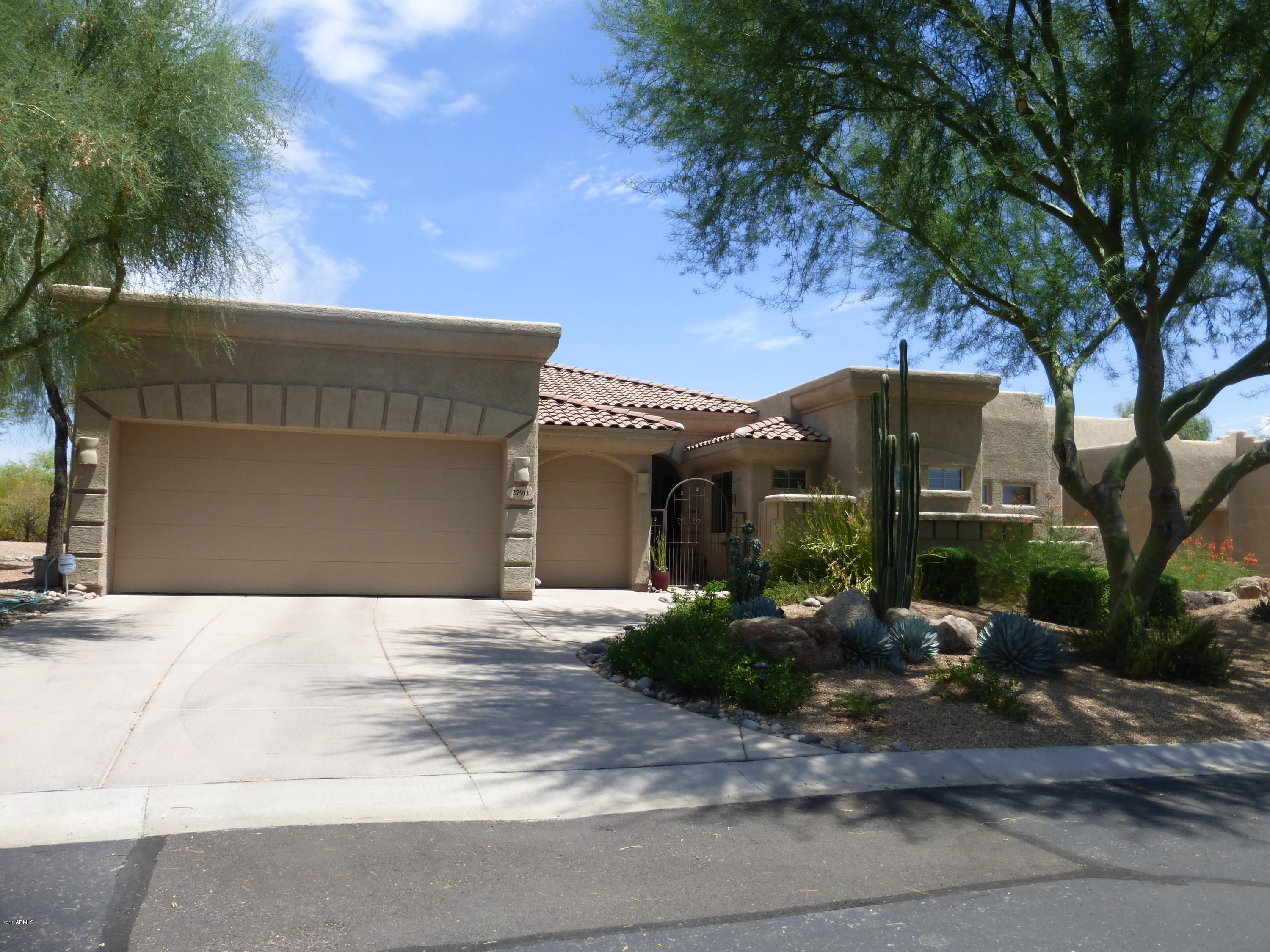27913 North Quail Spring Road Rio Verde, AZ 85263 - Photo 7 of 63 a front view of a house with garden