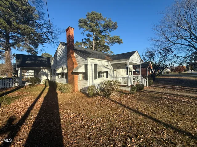 a view of a house with backyard