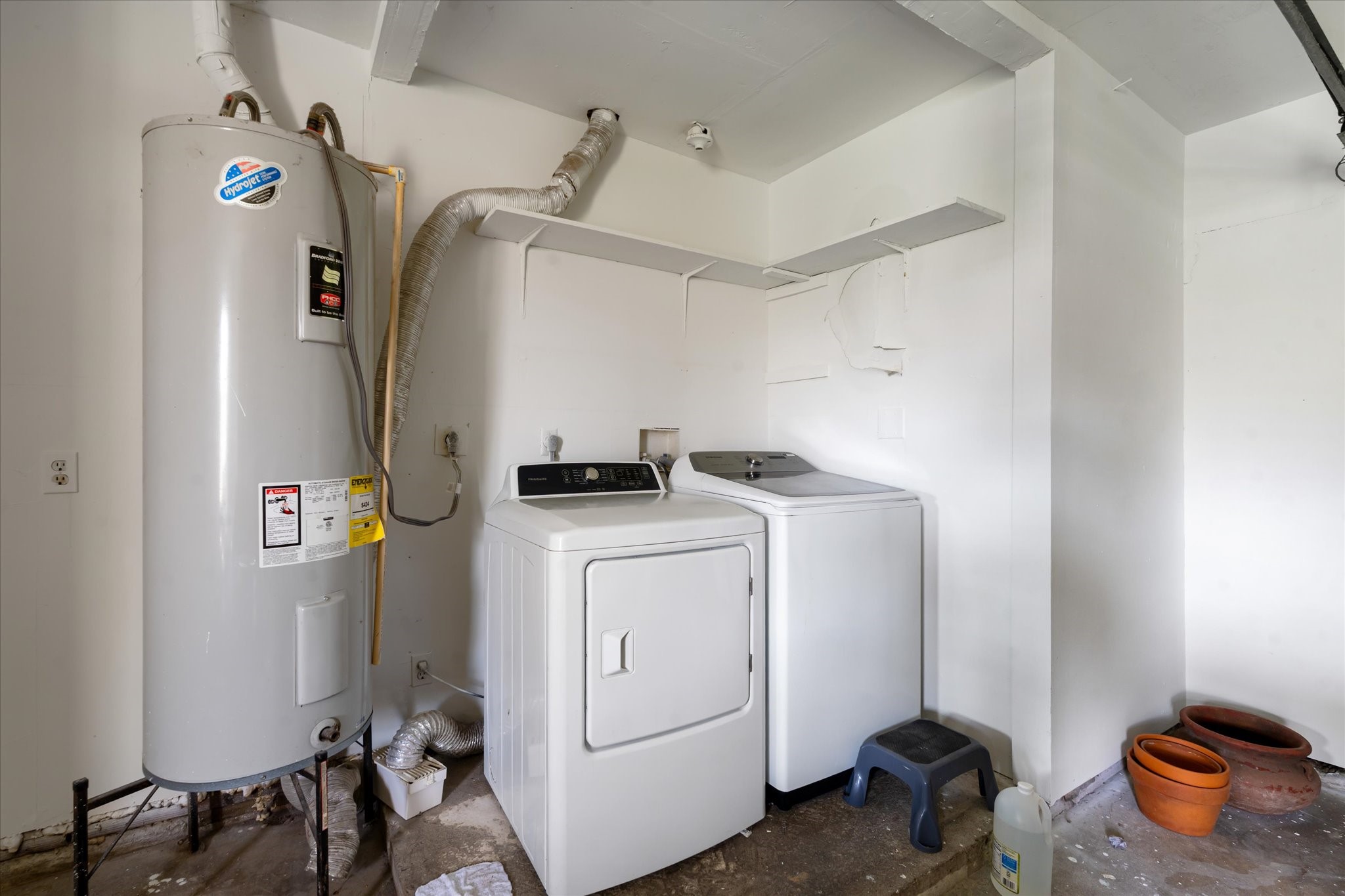 2423 Metz Street Houston, TX 77034 - Photo 17 of 22 a utility room with dryer and washer