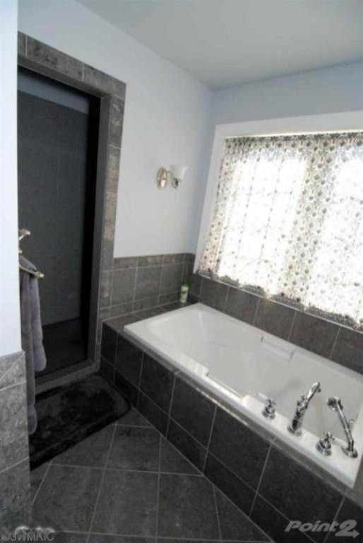 1723 North Philip Road Niles, MI 49120 - Photo 11 of 25 10 Master Bathroom Soaking Tub