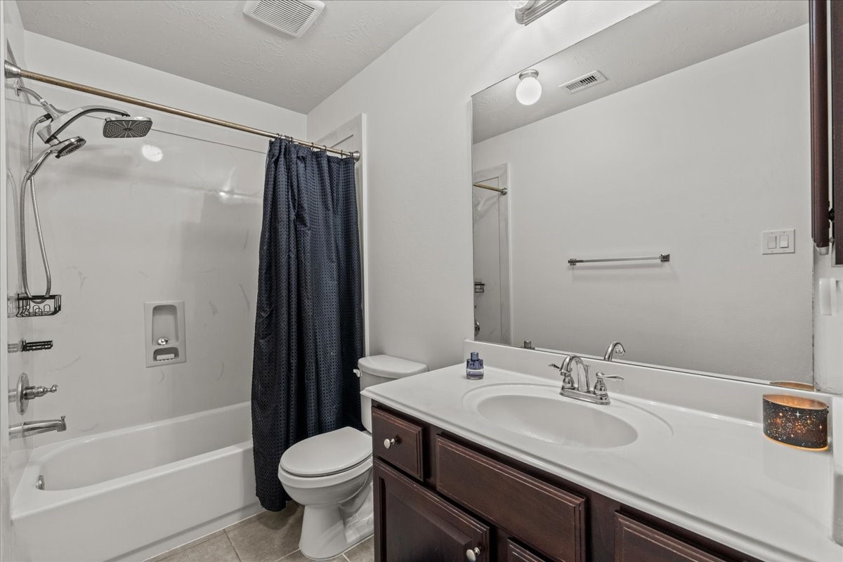 3911 Palm Crest Drive Rosharon, TX 77583 - Photo 34 of 47 Secondary Bathroom