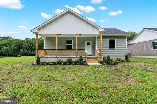 a view of a house with backyard