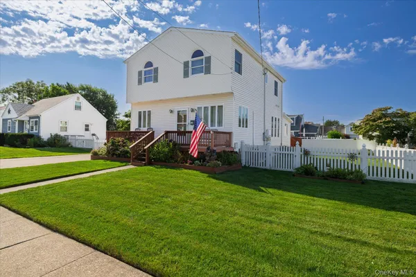 $599,000 | 18 Dante Place, Amity Harbor, NY 11701