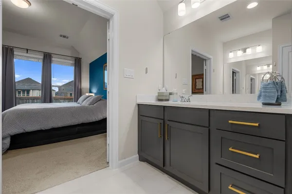 a en suite bathroom with a sink and a mirror