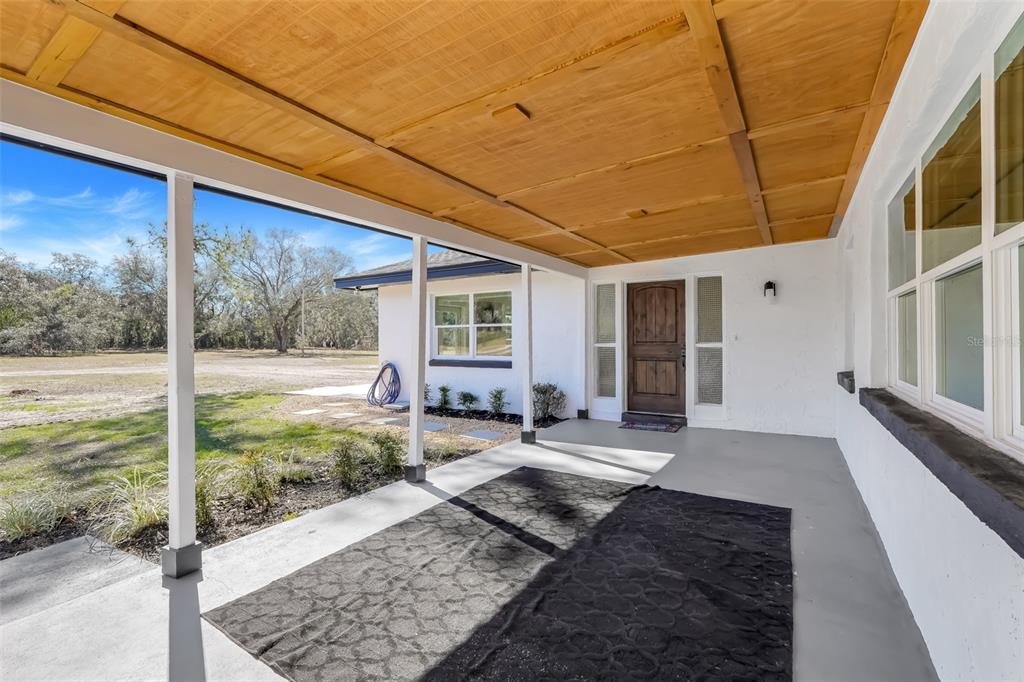 828 St Anne Shrine Road Lake Wales, FL 33898 - Photo 4 of 39 a living room with couch