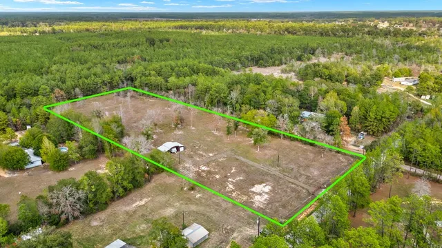 a view of a pathway both side of yard