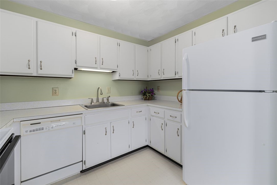 124 Edaville Court Warwick, RI 02886 - Photo 14 of 50