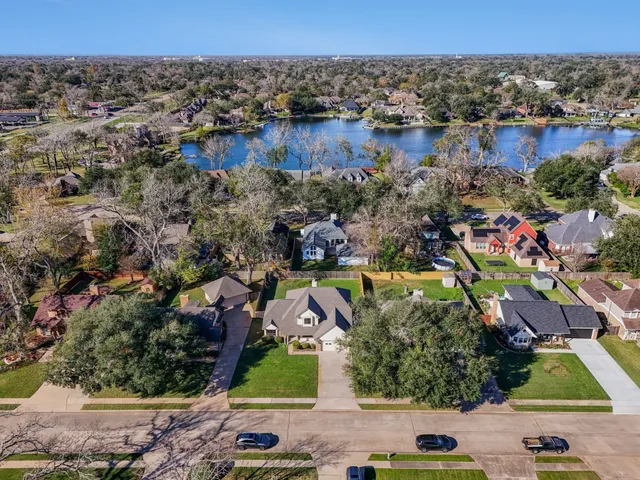 $360,000 | 107 Sandalwood Drive, Lake Jackson, TX 77566
