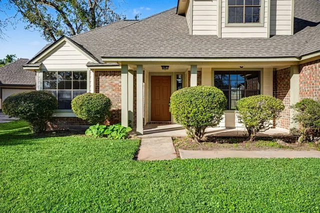 $360,000 | 107 Sandalwood Drive, Lake Jackson, TX 77566