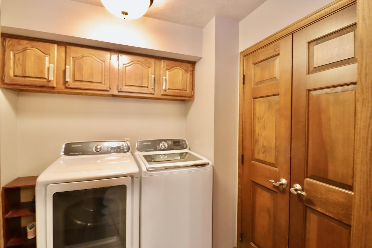 543 Fieldcrest Road Belvidere, IL 61008 - Photo 12 of 24 a utility room with dryer and washer