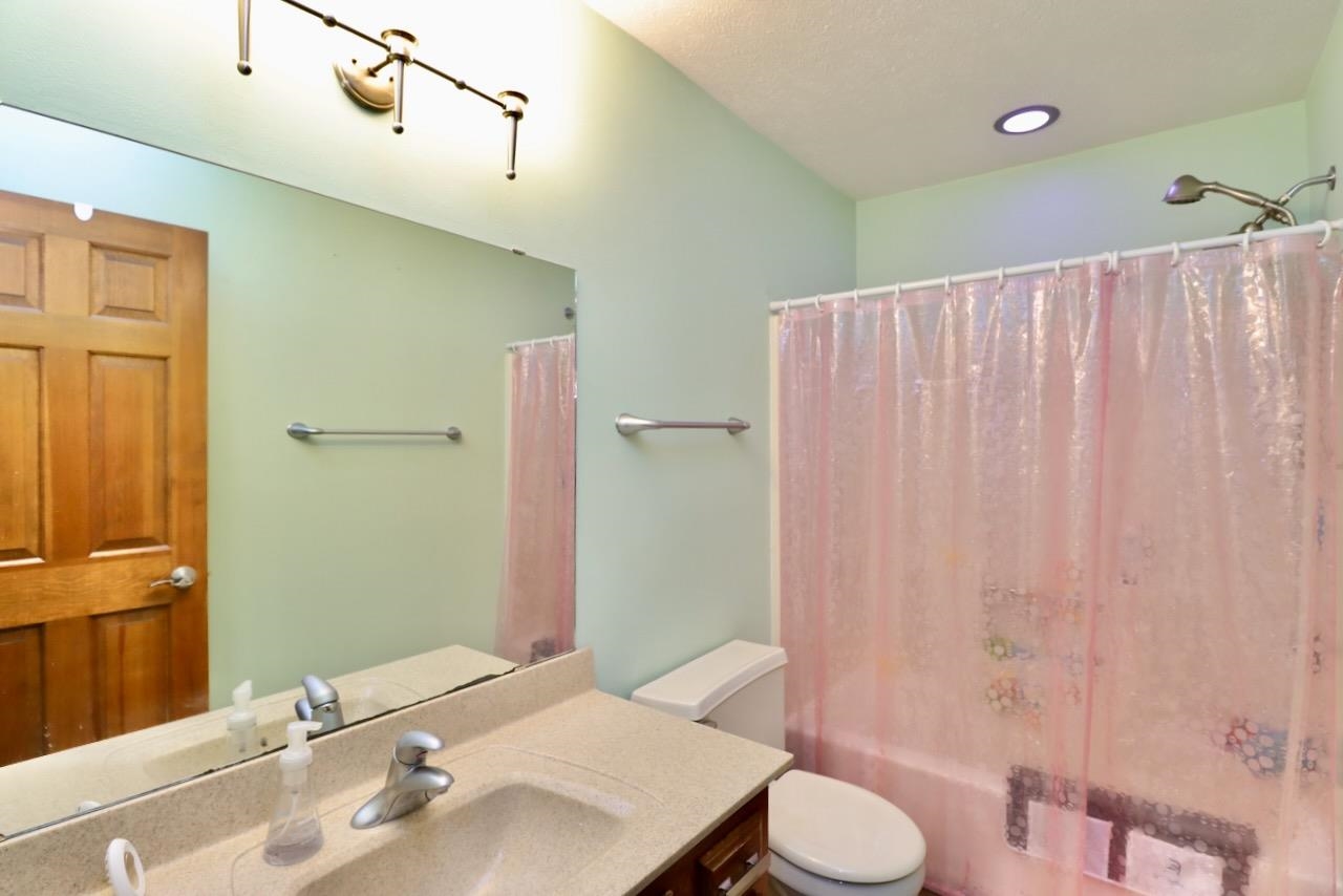 543 Fieldcrest Road Belvidere, IL 61008 - Photo 20 of 24 a bathroom with a sink toilet and shower