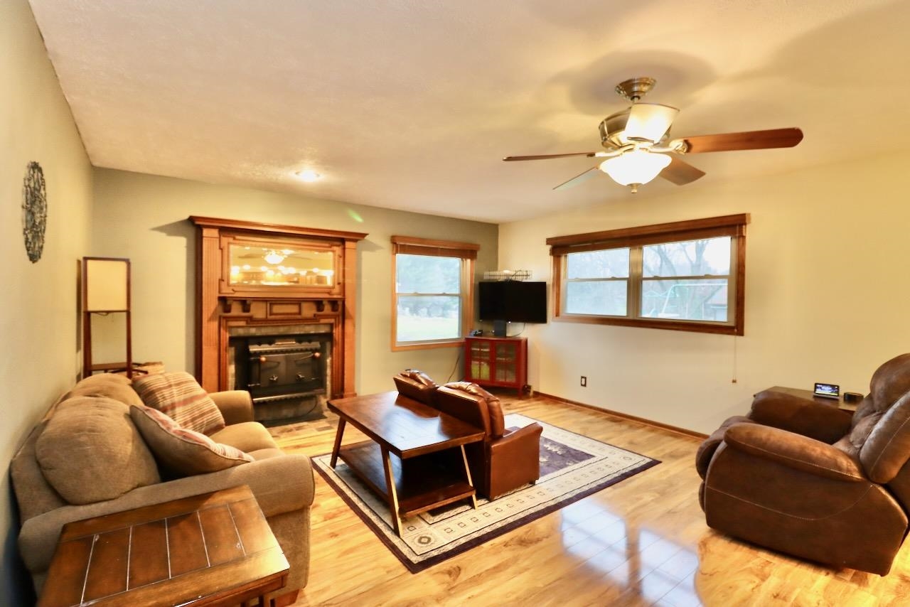 543 Fieldcrest Road Belvidere, IL 61008 - Photo 6 of 24 a living room with furniture ceiling fan and a flat screen tv