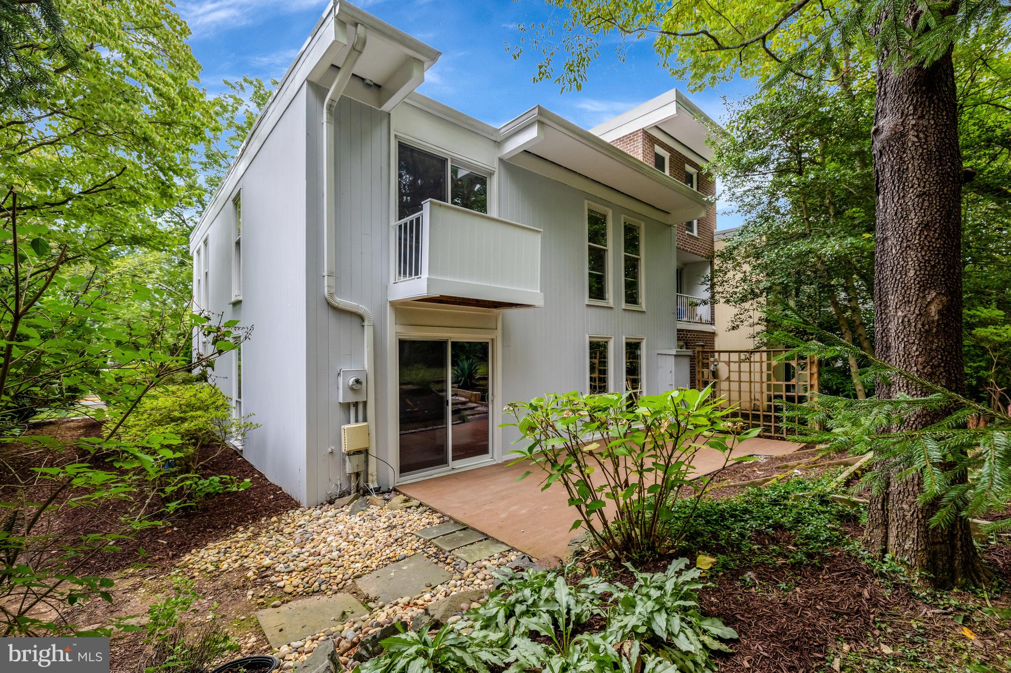 1600 Wainwright Drive Reston, VA 20190 - Photo 40 of 55 Such a fun, end unit contemporary!