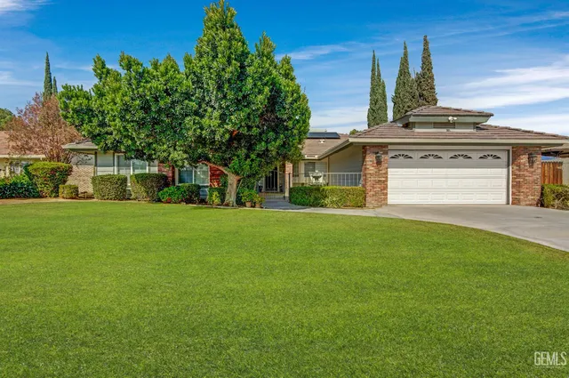 a view of a house with a big yard