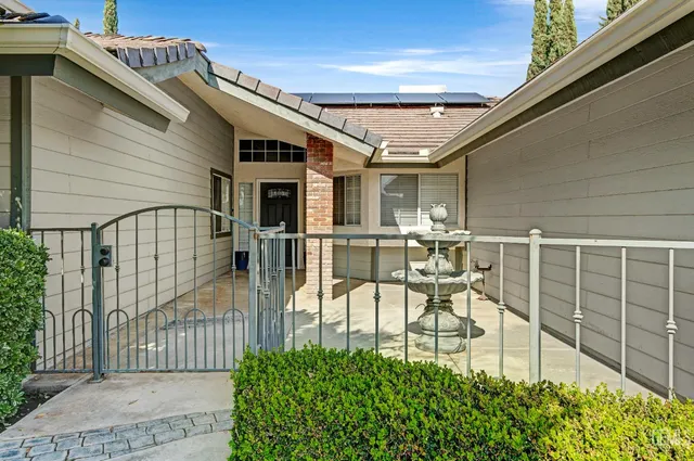 a view of a house with backyard and porch