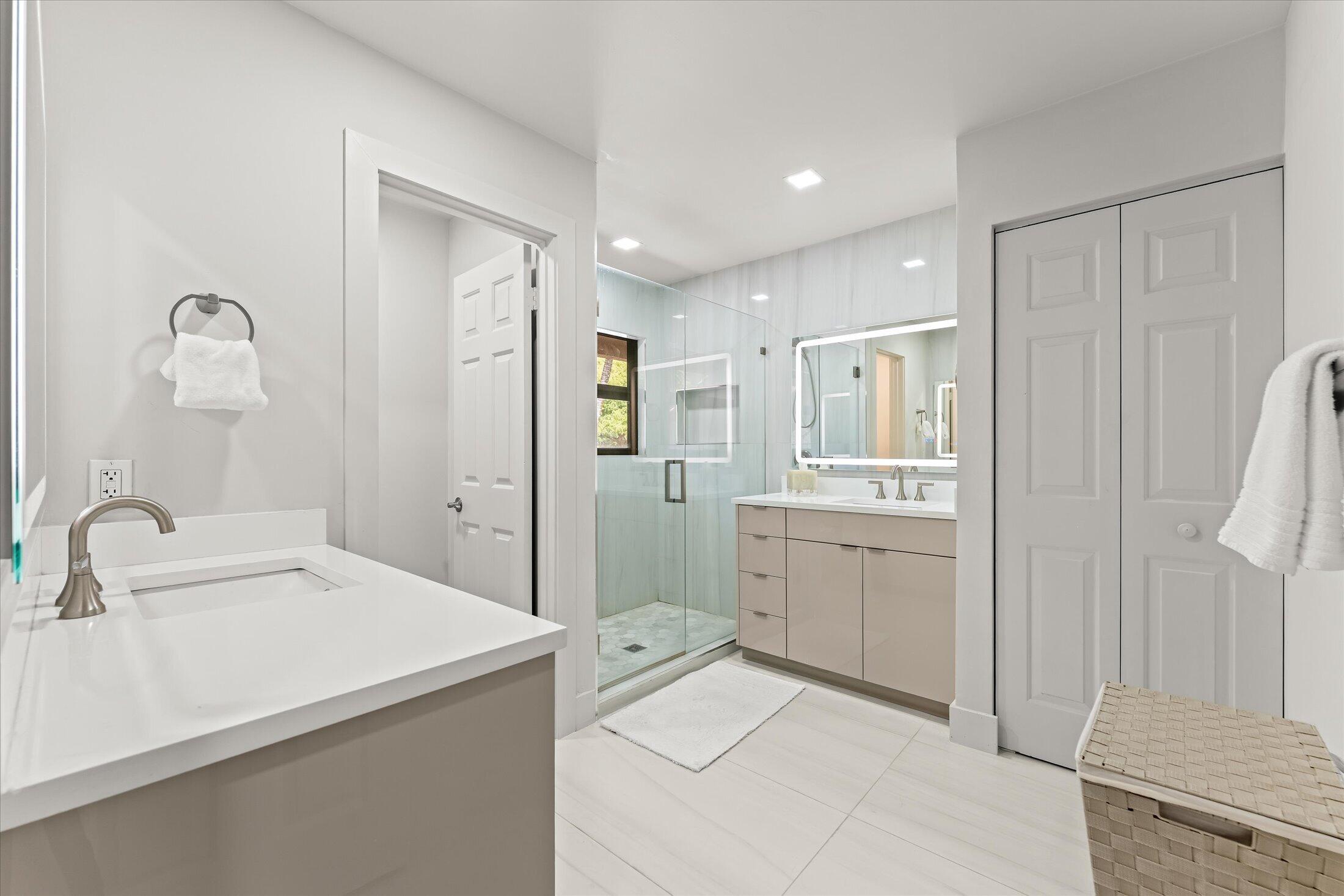 5521 Coach House Circle, Unit G Boca Raton, FL 33486 - Photo 20 of 32 Primary Bath