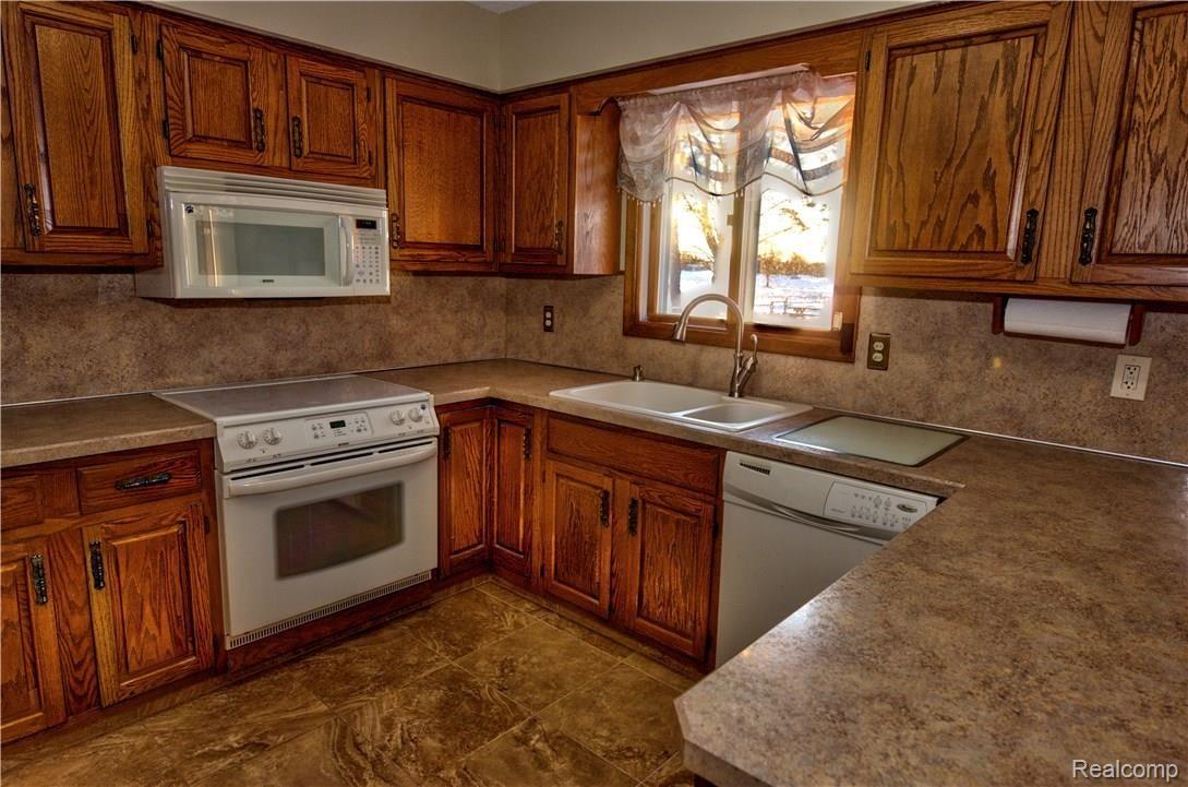 9440 Graytrax Road Grand Blanc, MI 48439 - Photo 7 of 25 Kitchen HDR.jpg