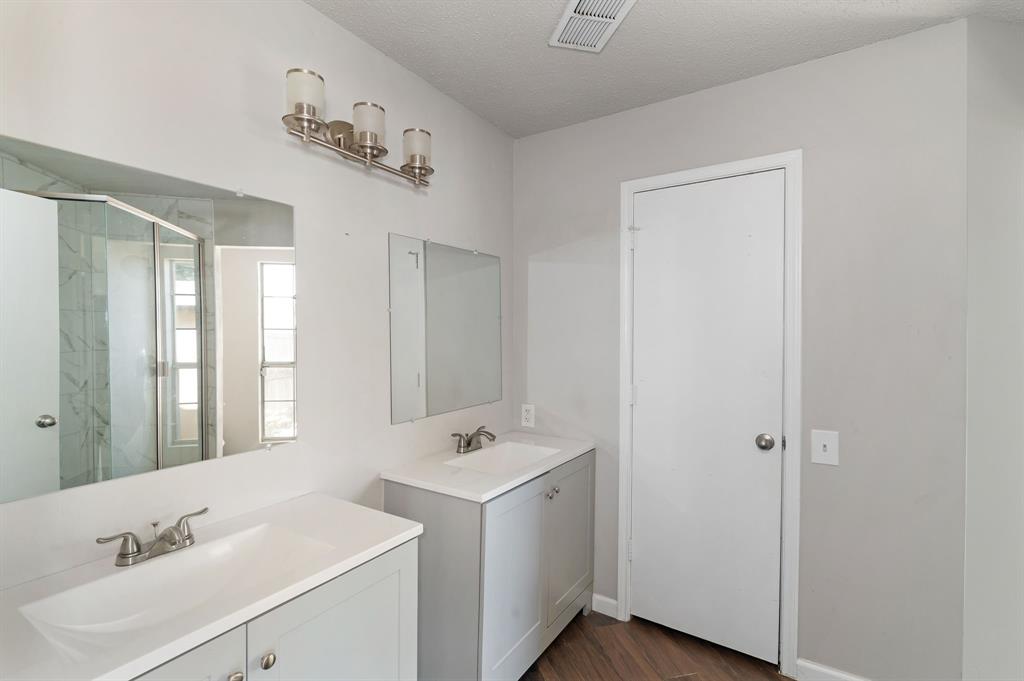 1019 Danforth Court Arlington, TX 76017 - Photo 21 of 37 a view of bathroom with dual sinks