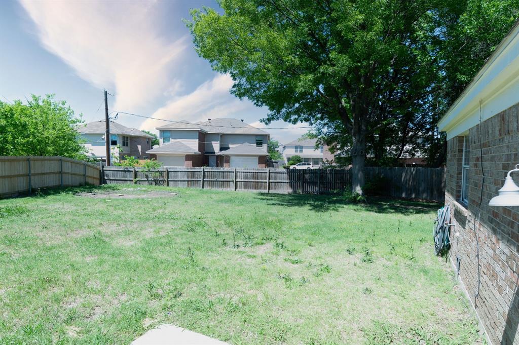 1019 Danforth Court Arlington, TX 76017 - Photo 34 of 37 a backyard of a house with lots of green space