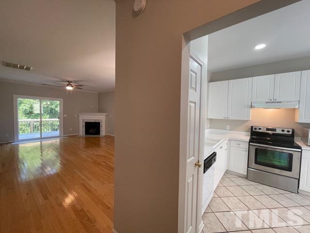 1007 Willowedge Court Knightdale, NC 27545 - Photo 4 of 21 a kitchen with granite countertop a stove and a refrigerator