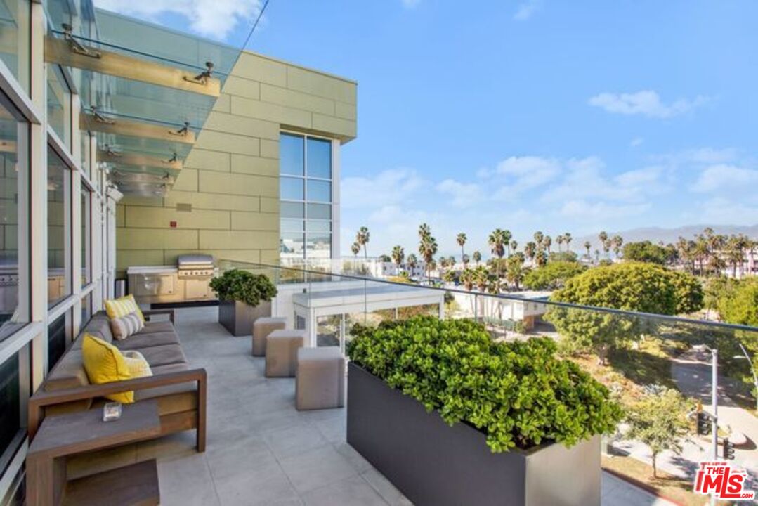 1705 Ocean, Unit 212 Santa Monica, CA 90401 - Photo 3 of 17 a view of roof with sitting area