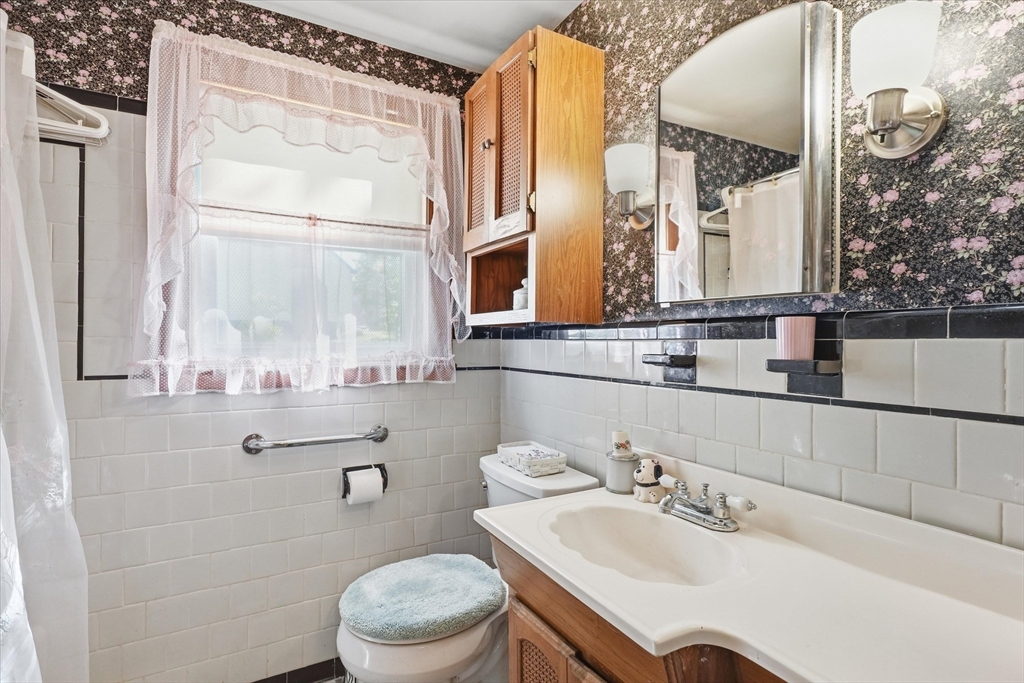 12 Cannon Rock Road Lynn, MA 01904 - Photo 11 of 42