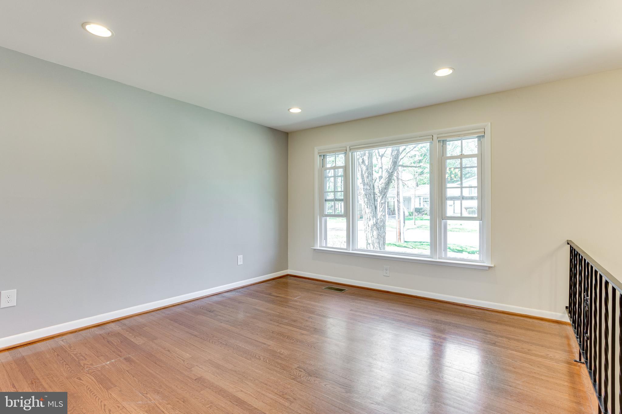 609 Denham Road Rockville, MD 20851 - Photo 5 of 32 LIVING ROOM
