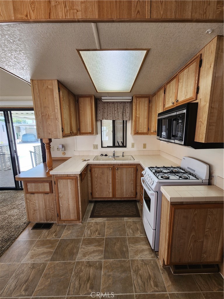 1295 South Cawston Avenue, Unit 267 Hemet, CA 92545 - Photo 7 of 34 Kitchen