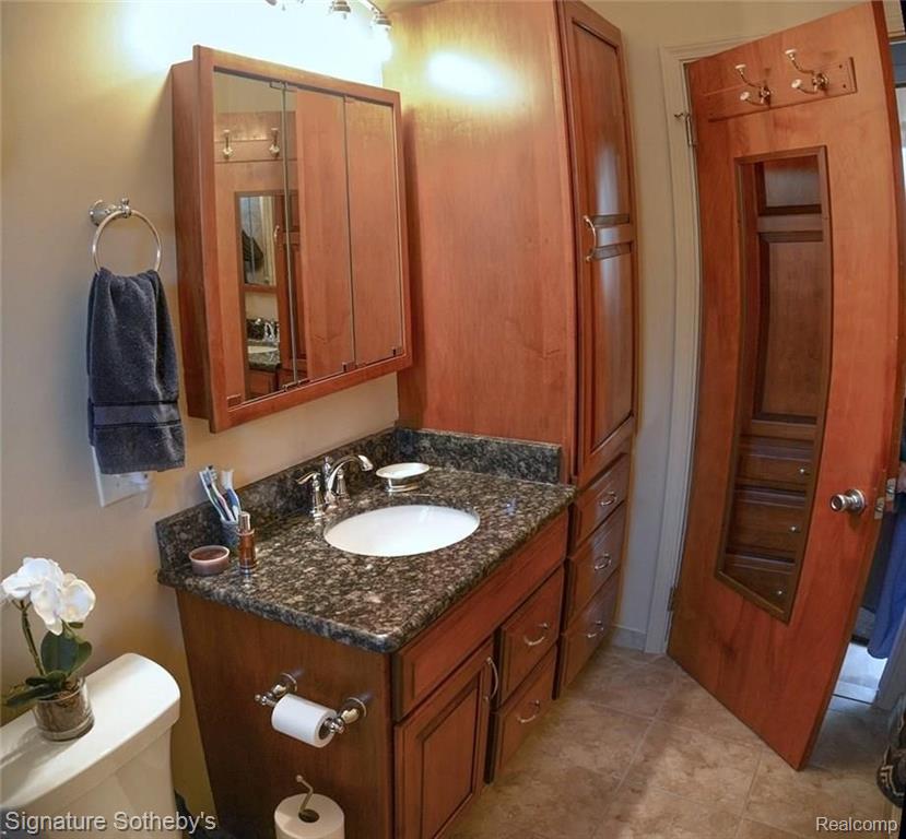 2677 Hessel Avenue Rochester Hills, MI 48307 - Photo 15 of 24