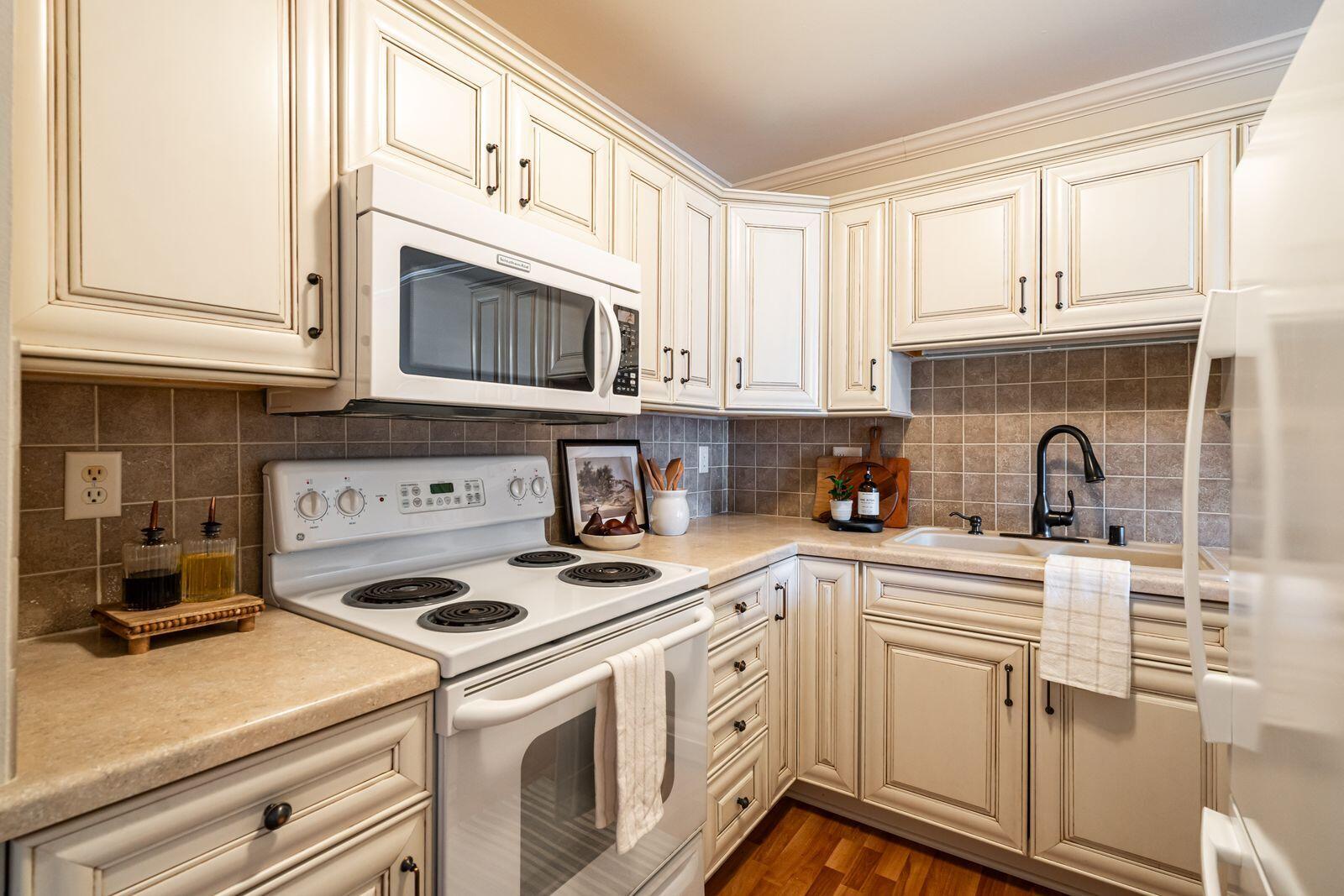 11936 West Mill Road, Unit 9 Milwaukee, WI 53225 - Photo 2 of 36 Kitchen