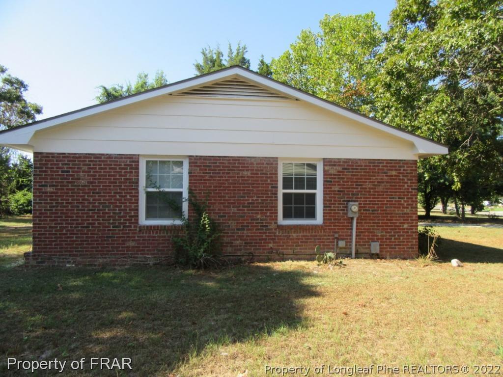 5947 Spinner Road Hope Mills, NC 28348 - Photo 5 of 31 a front view of a house with a yard