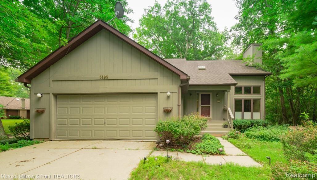 5195 Woodlane -BEAUTIFUL WOODED LOT