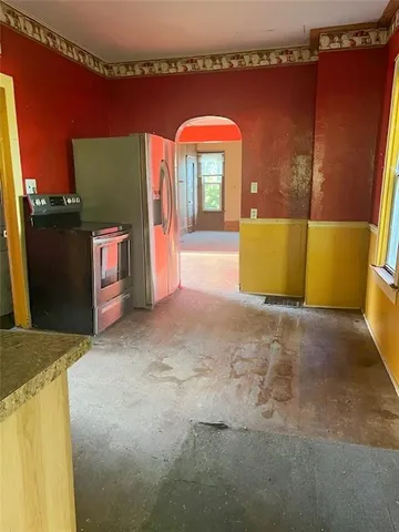 a view of a bathtub & door in a room