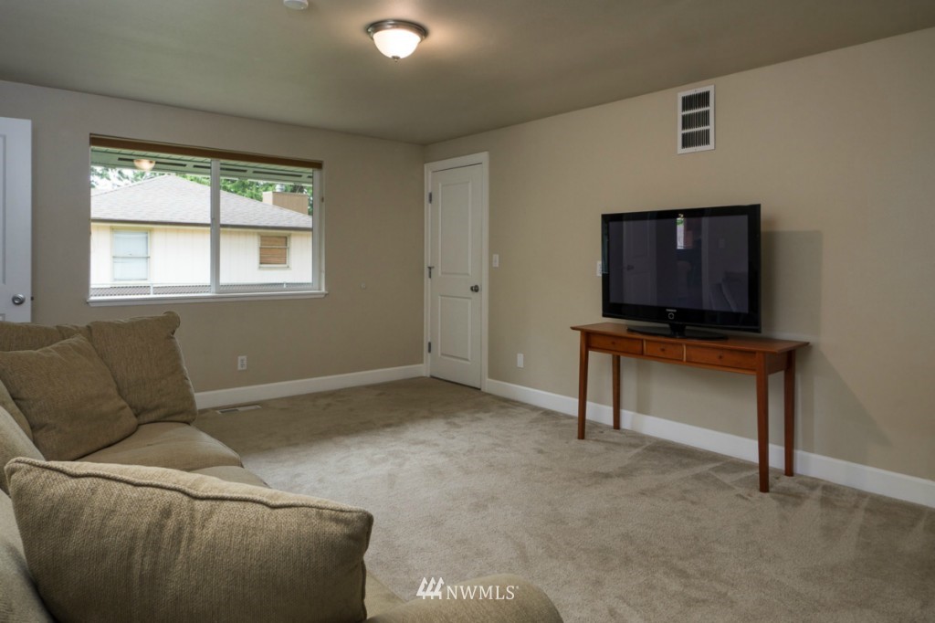 2301 Northeast 10th Street Renton, WA 98056 - Photo 14 of 17