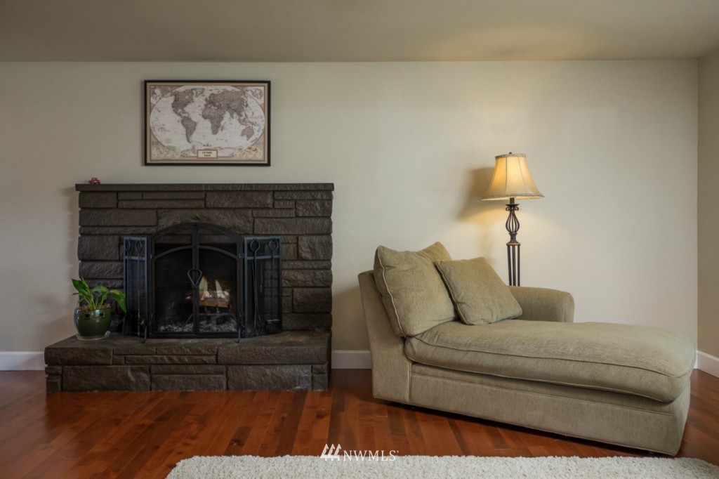2301 Northeast 10th Street Renton, WA 98056 - Photo 4 of 17