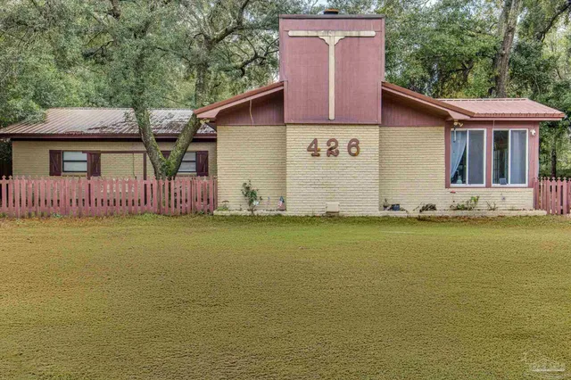 a view of a house with backyard and garden