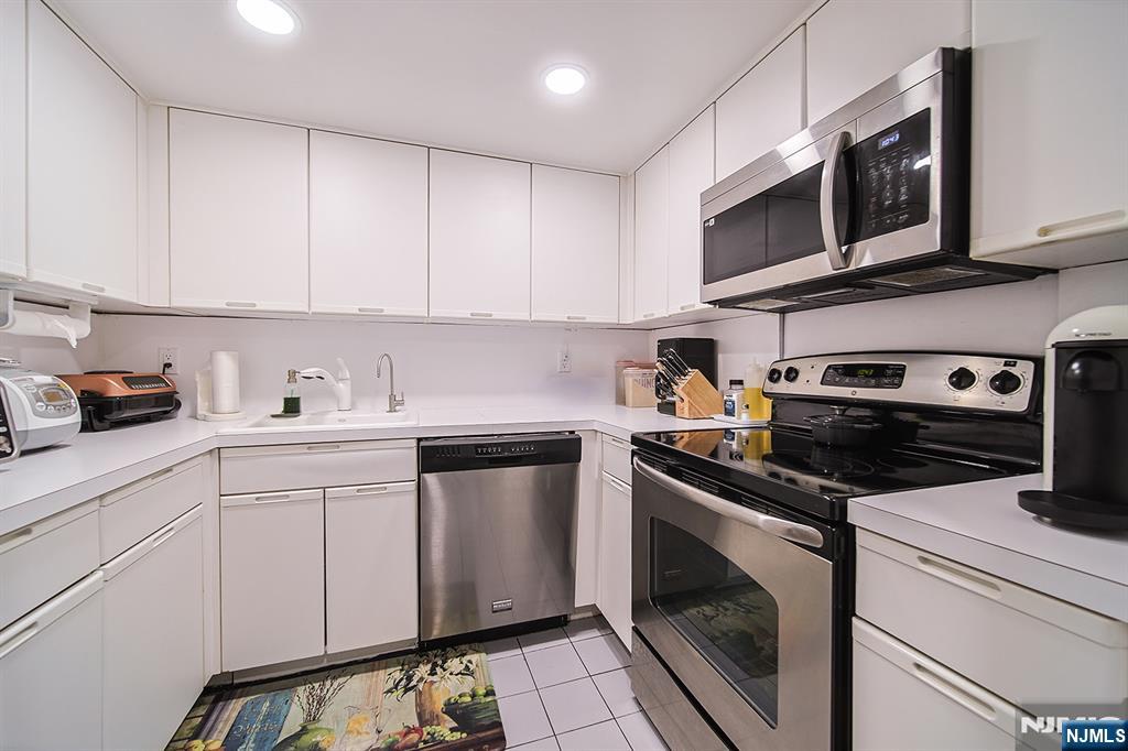 38 Moonachie Road, Unit 402 Hackensack, NJ 07601 - Photo 23 of 27