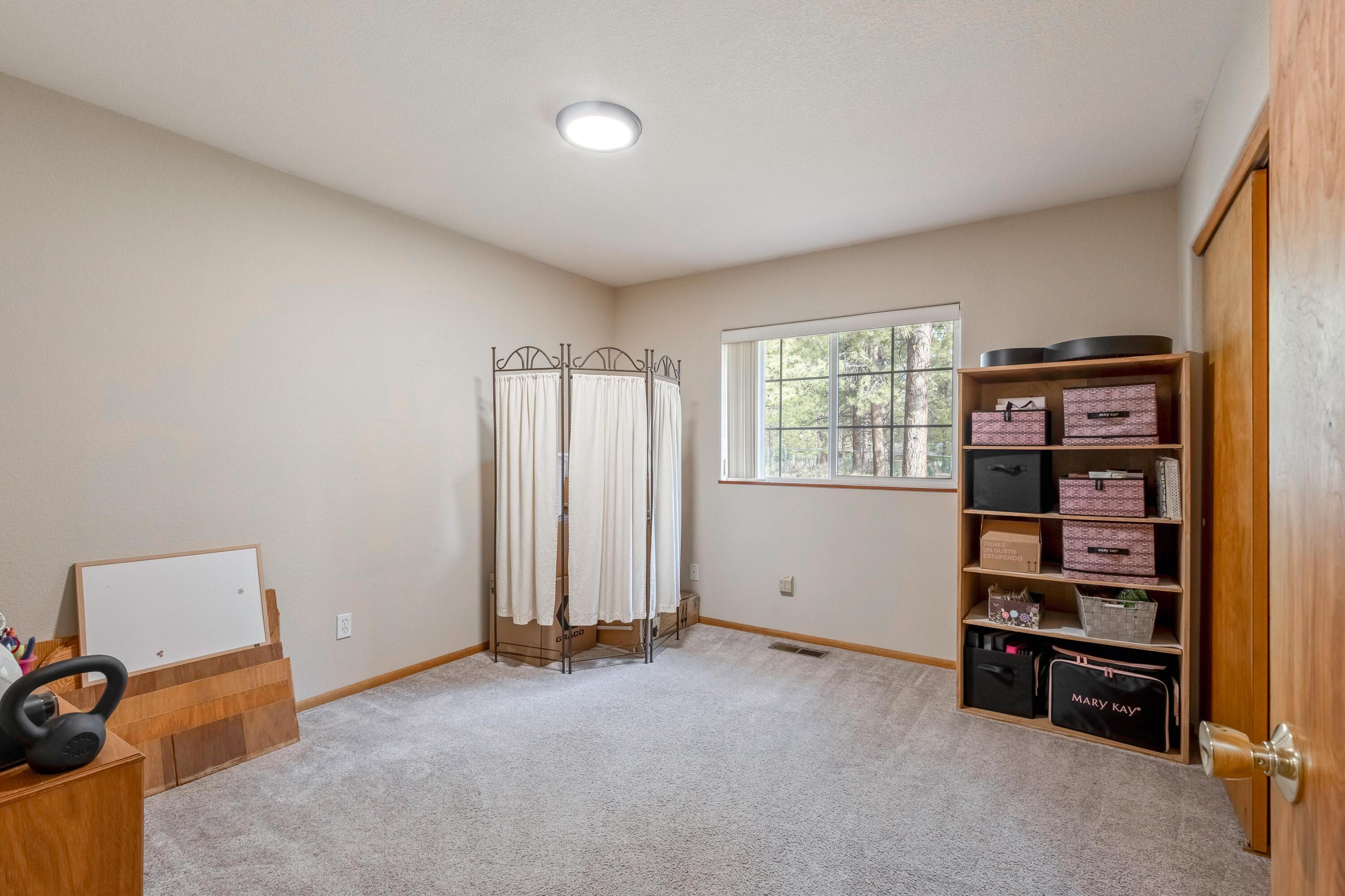 18900 Tuscarora Lane Bend, OR 97702 - Photo 11 of 20 a view of room with furniture and closet