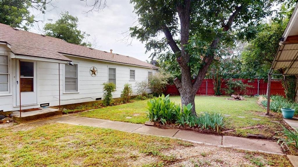 3125 McFerrin Avenue Waco, TX 76708 - Photo 4 of 36 View of yard with entry steps