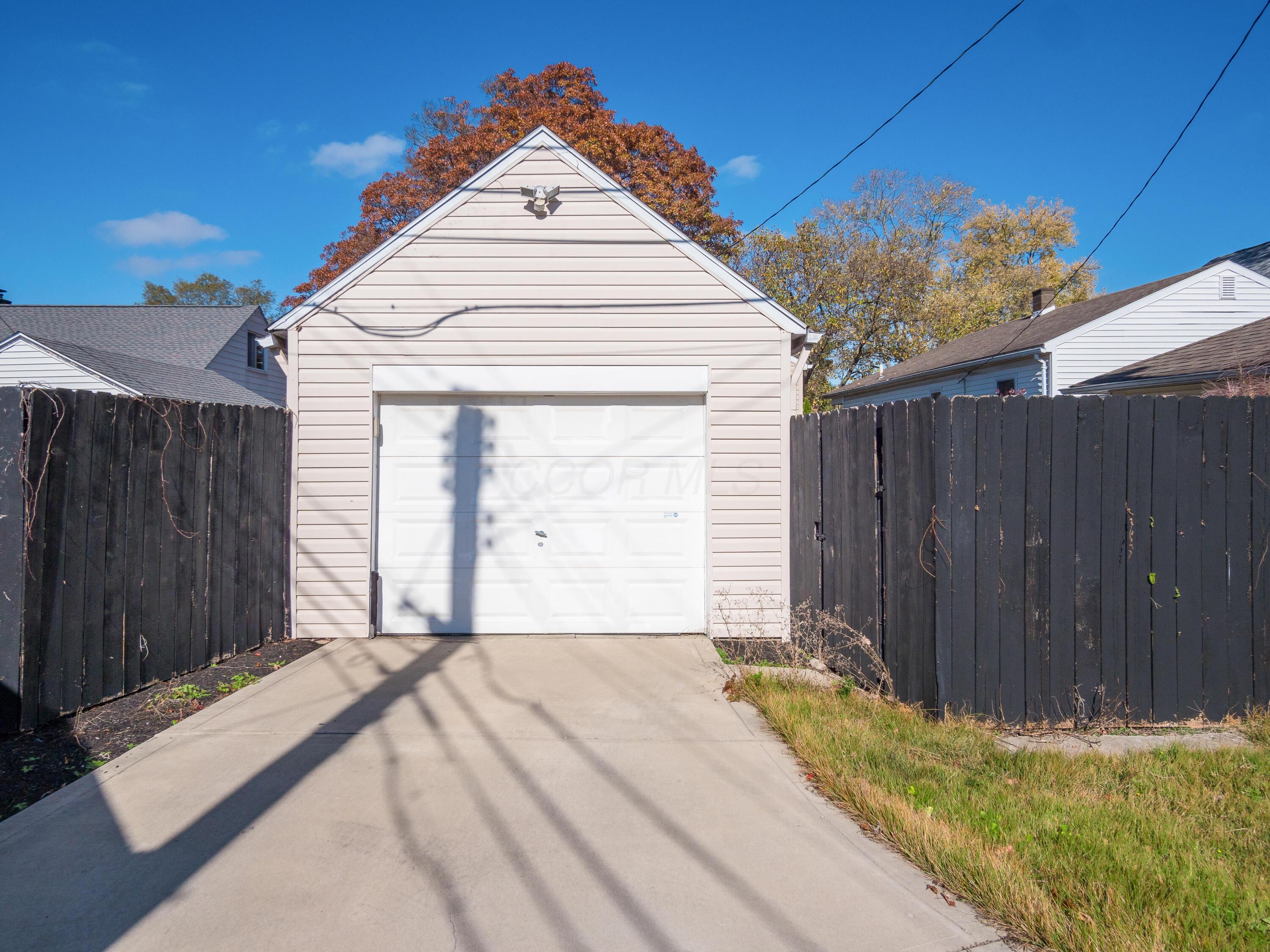 529 Crestview Road Columbus, OH 43202 - Photo 33 of 35 With a nice concrete driveway!