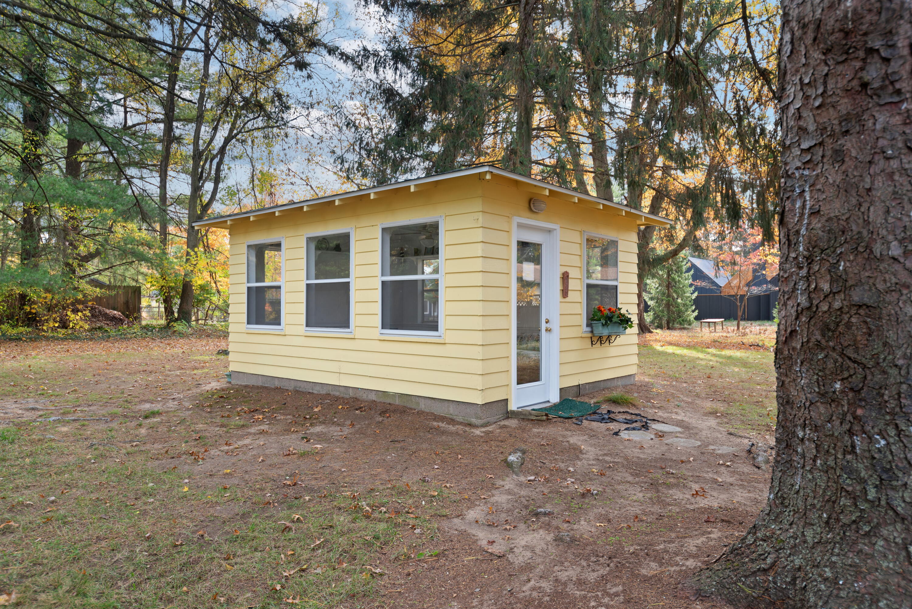 16065 Prusa Road Union Pier, MI 49129 - Photo 2 of 26 Bunkie in back yard