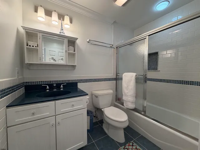 a close up view of a washer and dryer