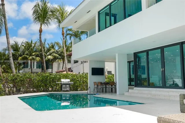 a view of outdoor space yard and porch