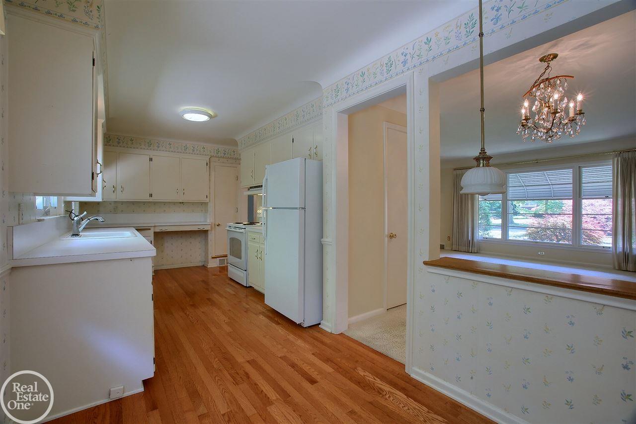 1680 Oxford Road Grosse Pointe, MI 48236 - Photo 11 of 30 50016375-10.JPG