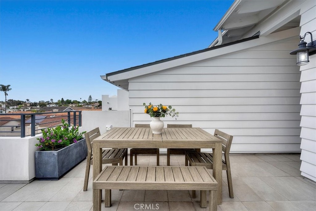 1920 Gates Avenue, Unit B Redondo Beach, CA 90278 - Photo 11 of 31 Spacious patio for outdoor dining