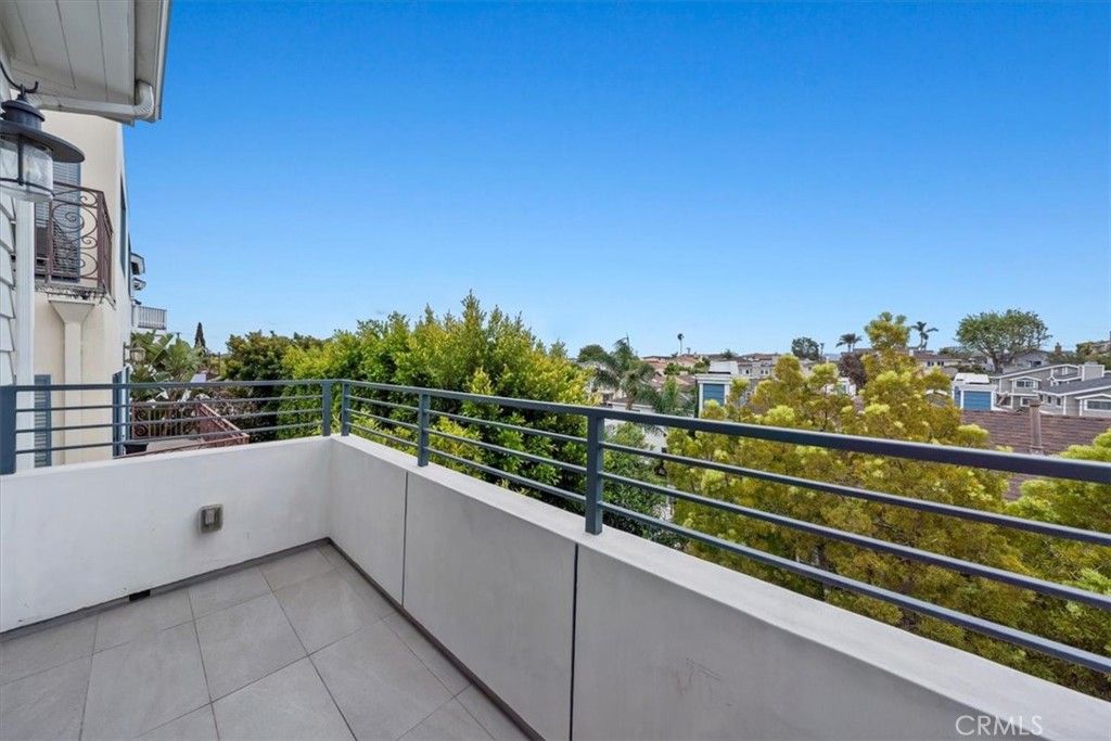 1920 Gates Avenue, Unit B Redondo Beach, CA 90278 - Photo 18 of 31 Deck off primary bedroom